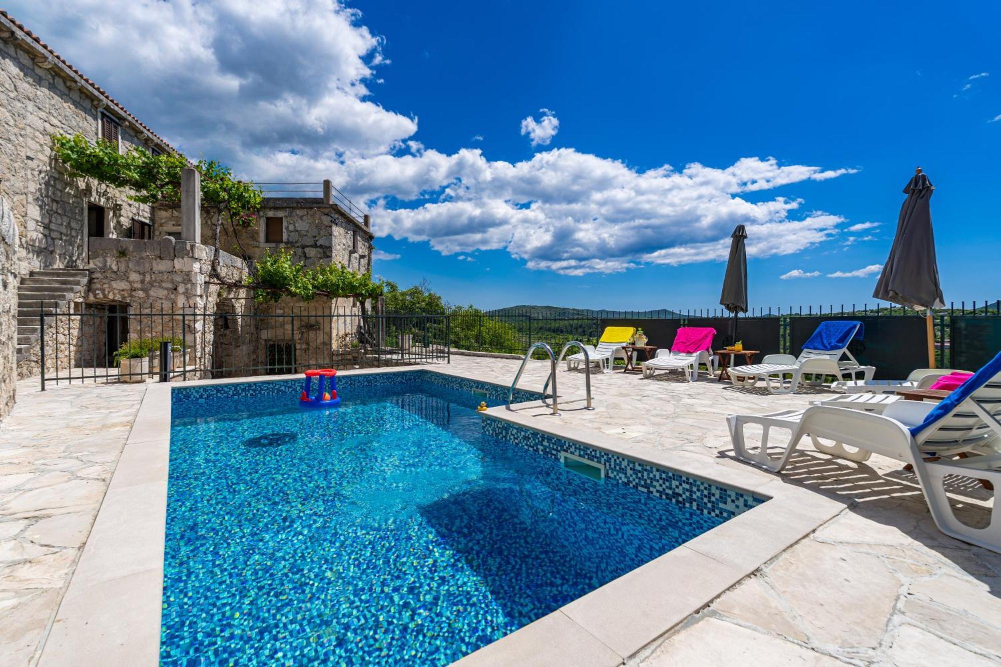 Private Pool - Meditteranean Peace Case de vacanță