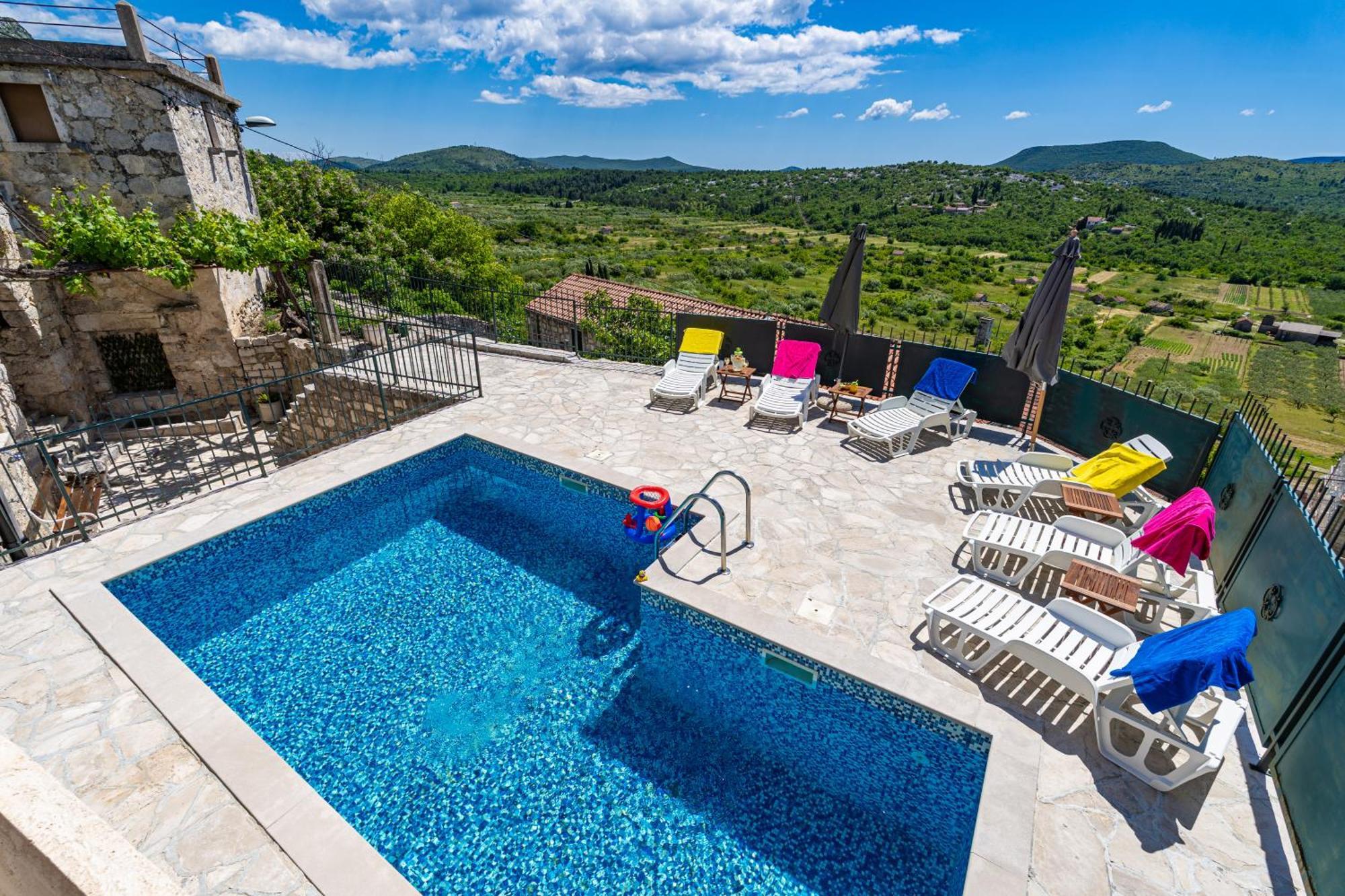 Private Pool - Meditteranean Peace Case de vacanță