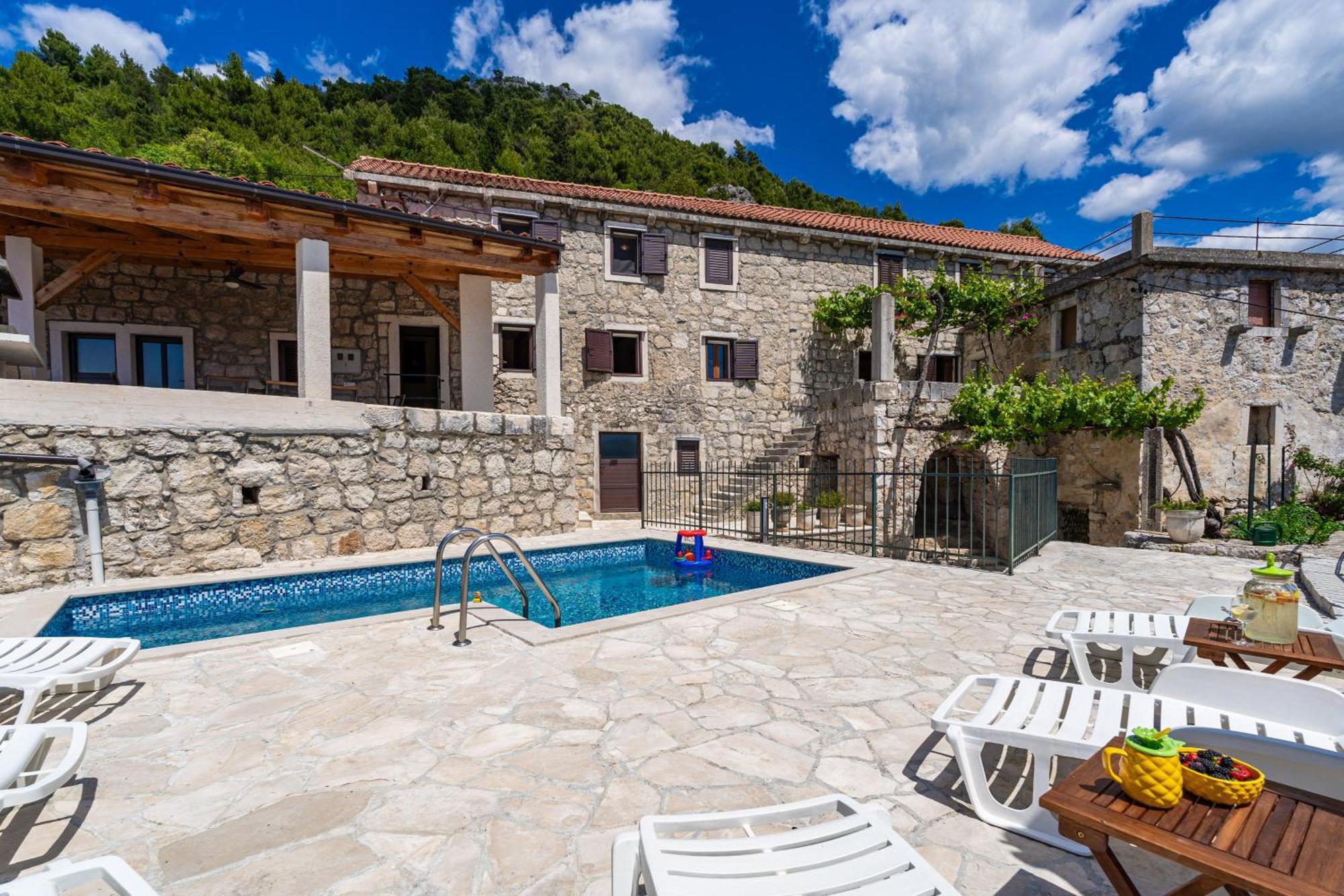 Private Pool - Meditteranean Peace Hébergement de vacances