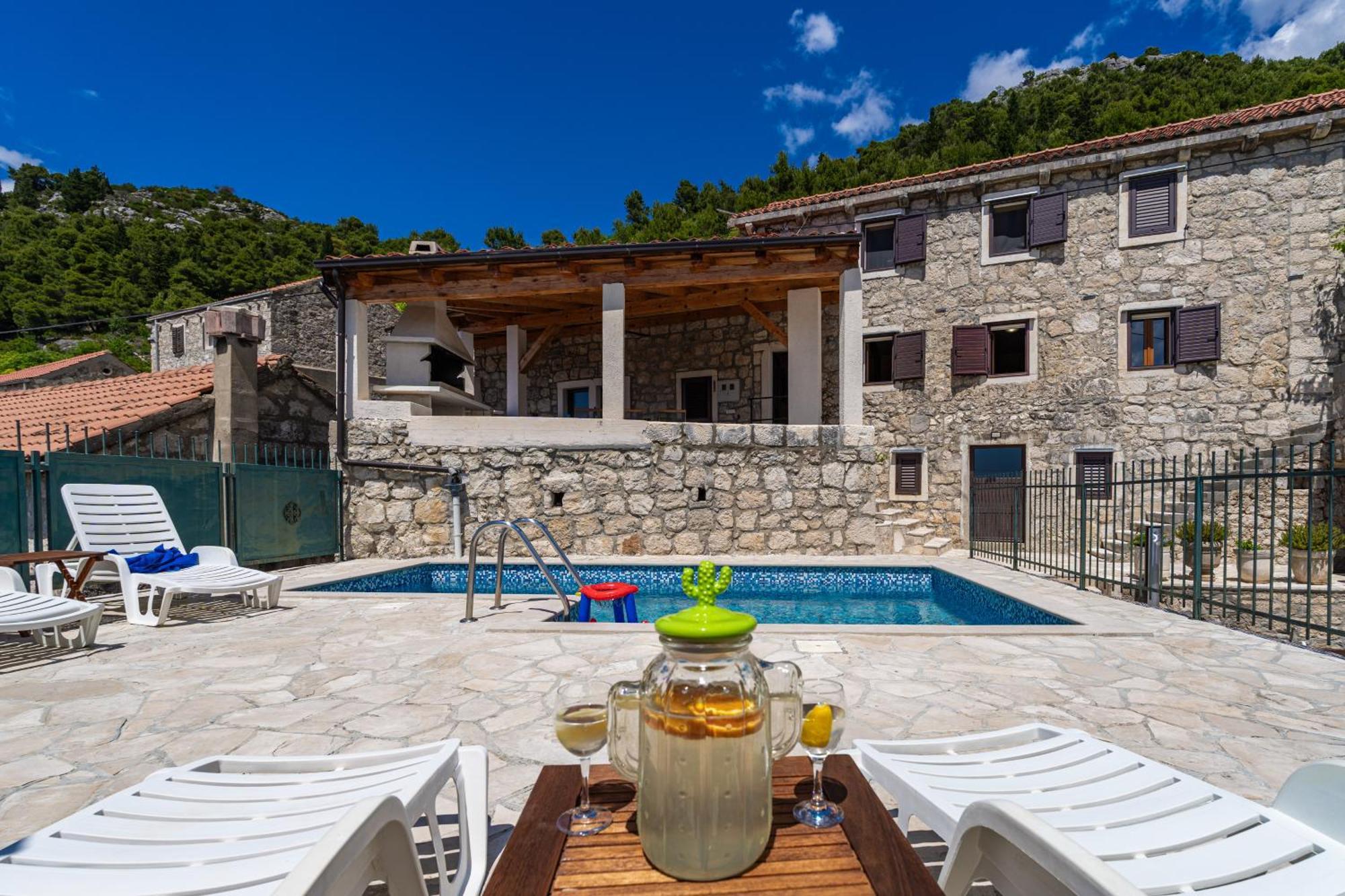 Private Pool - Meditteranean Peace Case de vacanță Slano